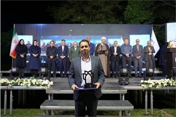 تقدیر از دکتر علی جعفری به‌عنوان استاد برگزیده دانشکده بهداشت در آیین بزرگداشت مقام استاد
