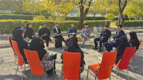 نخستین نشست باشگاه کتاب‌خوانی دانشجویان در دانشکده بهداشت برگزار شد