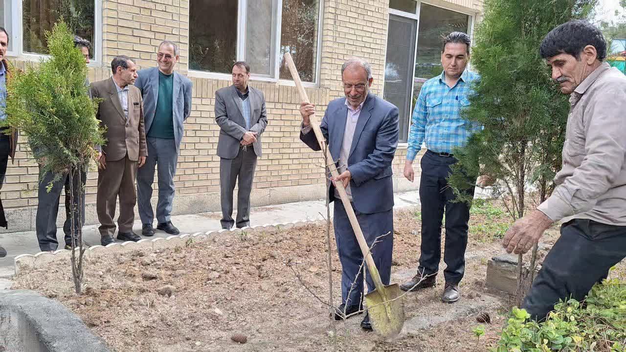 جشن پایان سال 1402 و روز درختکاری